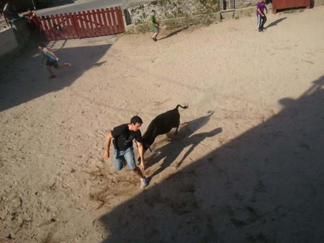 corriendo delante de la vaquilla.jpg
